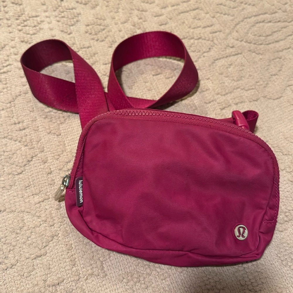 Lululemon Everywhere Belt Bag 1L in Wild Berry